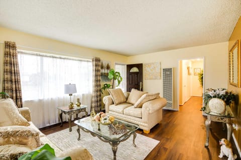 Centrally Located Compton Retreat Patio and Grills House in Compton