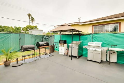 Centrally Located Compton Retreat Patio and Grills House in Compton