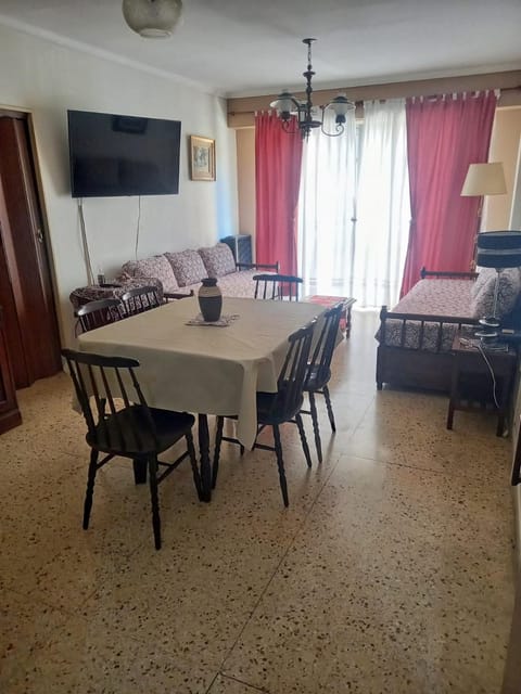 TV and multimedia, Living room, Seating area, Dining area