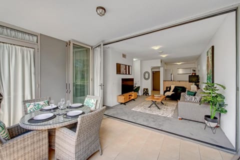 Kitchen or kitchenette, Living room, Seating area, Dining area