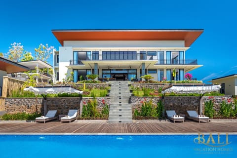 Property building, Swimming pool, sunbed