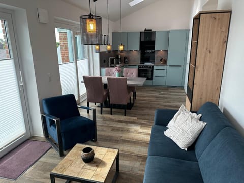 Kitchen or kitchenette, Living room, Seating area, Dining area