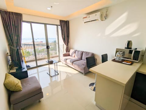 TV and multimedia, Living room, Seating area, air conditioner