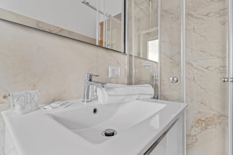 Shower, Bathroom, Bedroom, towels