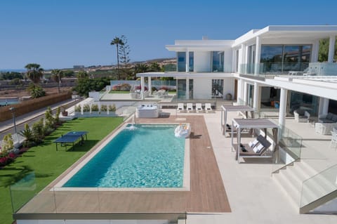 Property building, Patio, Day, Pool view, Swimming pool, sunbed