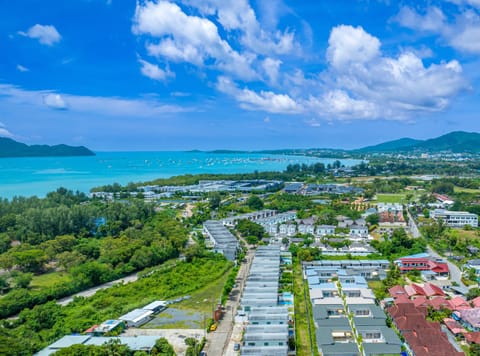 Nearby landmark, Day, Neighbourhood, Natural landscape, Bird's eye view, City view, Lake view, Mountain view, River view, Sea view, Street view