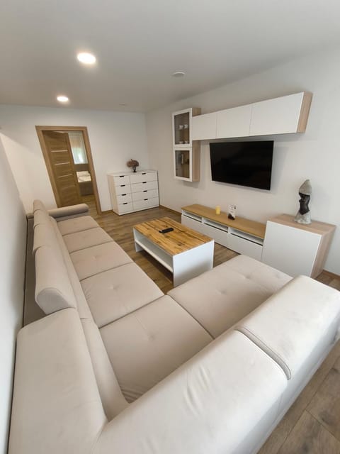 Communal lounge/ TV room, TV and multimedia, Living room, Seating area, Evening entertainment