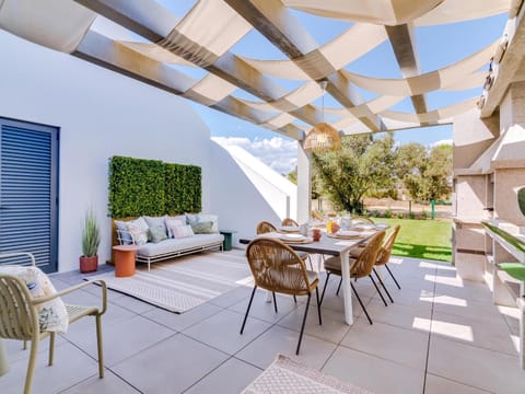 Property building, Patio, Spring, Day, Garden, View (from property/room), Balcony/Terrace, Balcony/Terrace, Living room, Seating area, Dining area, Garden view, sunbed