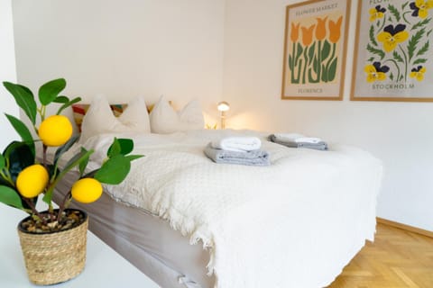Bed, Bedroom, towels