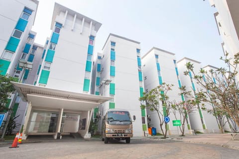 Property building, Nearby landmark, Facade/entrance, Property logo or sign, Neighbourhood