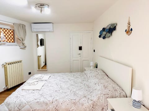 Bedroom, air conditioner