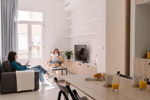 People, TV and multimedia, Living room, Food and drinks, Seating area, Dining area, group of guests