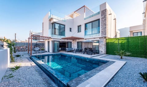 Property building, Patio, Day, Pool view, Swimming pool, Swimming pool, sunbed