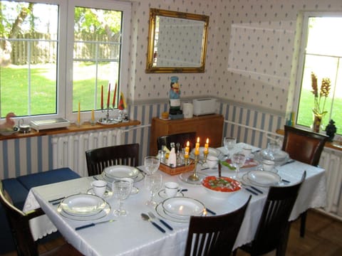 Photo of the whole room, Breakfast