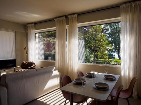 Seating area, Dining area