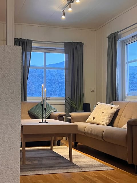 Natural landscape, Living room, Photo of the whole room, Seating area