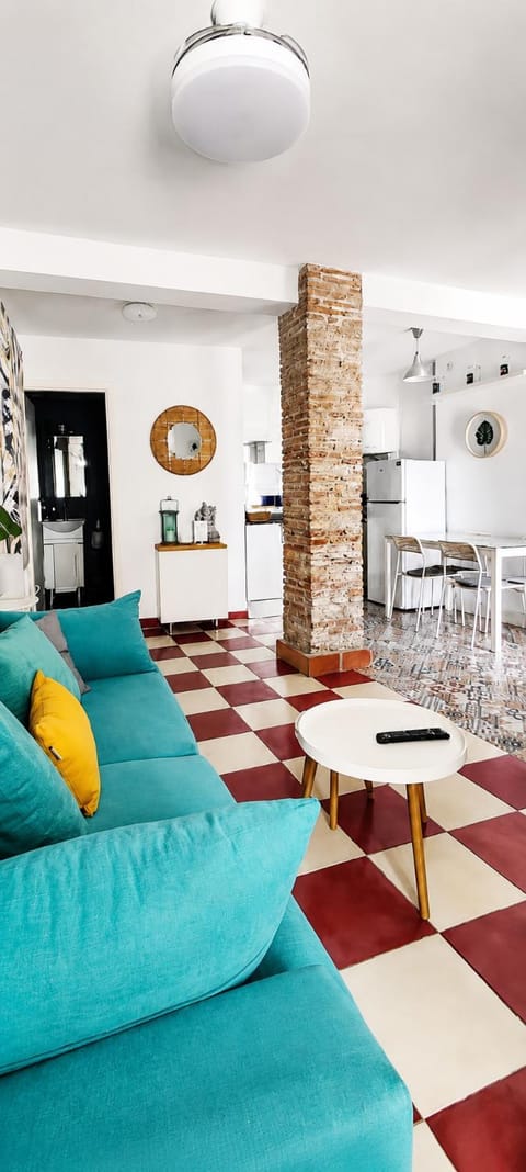 Kitchen or kitchenette, Living room, Seating area, Dining area