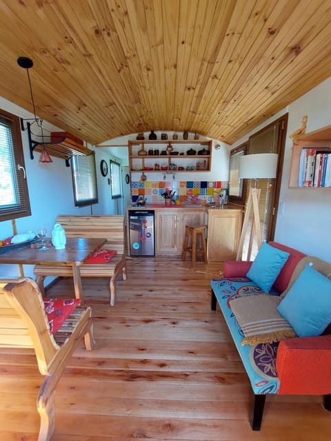 Kitchen or kitchenette, Living room, Dining area, minibar, stove