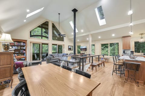 Amenity-Packed Holiday Home House in Swannanoa