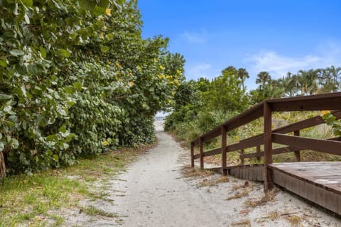 Beachside home with pool and beach access House in Siesta Beach