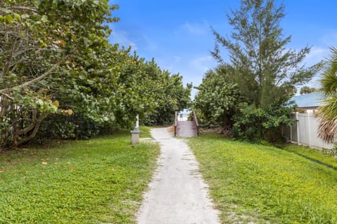 Beachside home with pool and beach access House in Siesta Beach