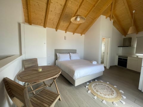 Bed, Dining area, Bedroom