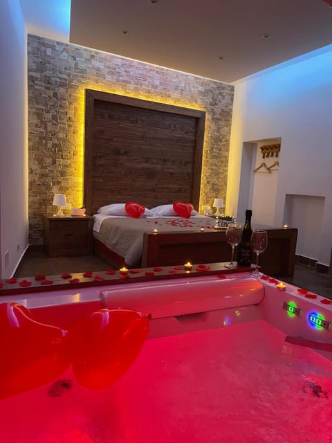 Hot Tub, Photo of the whole room, Bedroom