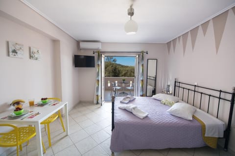 TV and multimedia, Balcony/Terrace, Seating area, Dining area, Bedroom