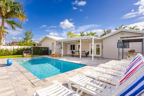 Property building, Pool view, Swimming pool, Swimming pool, sunbed