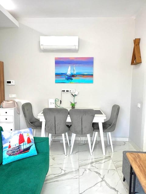 Living room, Seating area, Dining area, air conditioner