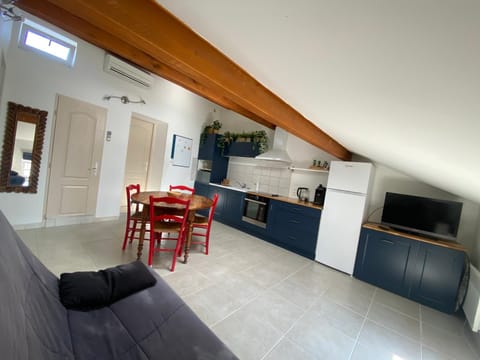 TV and multimedia, Kitchen or kitchenette, Seating area, Dining area, oven, stove