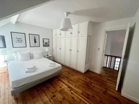 Bed, Photo of the whole room, wardrobe