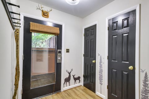 Wintergreen Resort Condo with Deck, 0 3 Mi to Slopes Apartment in Massies Mill