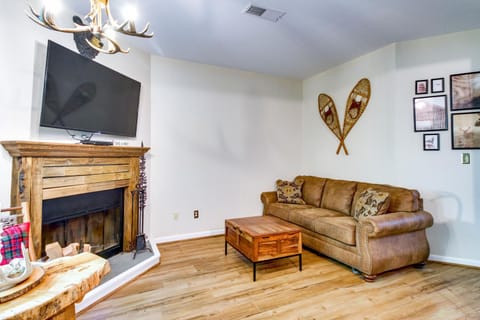 Wintergreen Resort Condo with Deck, 0 3 Mi to Slopes Apartment in Massies Mill