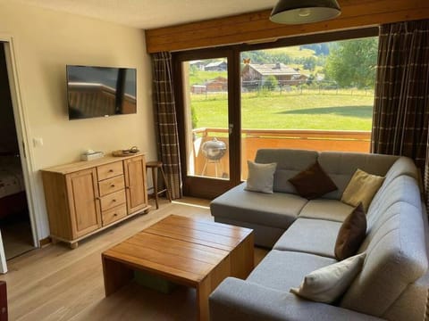 Charming Bright Spacious Village Walk to lift Hike Apartment in Megève