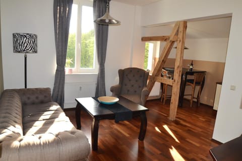 TV and multimedia, Kitchen or kitchenette, Living room, Seating area, Dining area