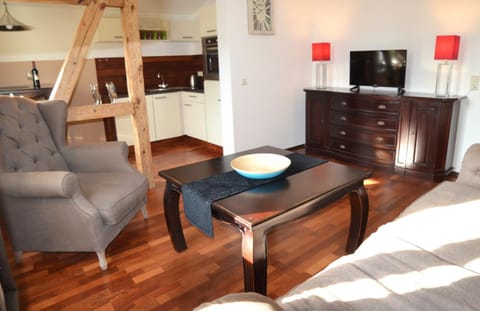 TV and multimedia, Kitchen or kitchenette, Living room, Seating area, Dining area