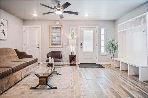 5BR Home Kitchen Laundry Sleeps 12 #CO House in Warr Acres