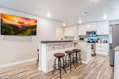 5BR Home Kitchen Laundry Sleeps 12 #CO House in Warr Acres