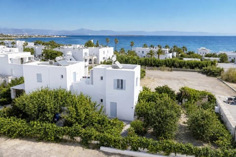 Property building, Natural landscape, Bird's eye view, Garden, Sea view, Parking