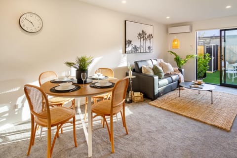 Patio, TV and multimedia, Living room, Decorative detail, Seating area, Dining area, Garden view, air conditioner