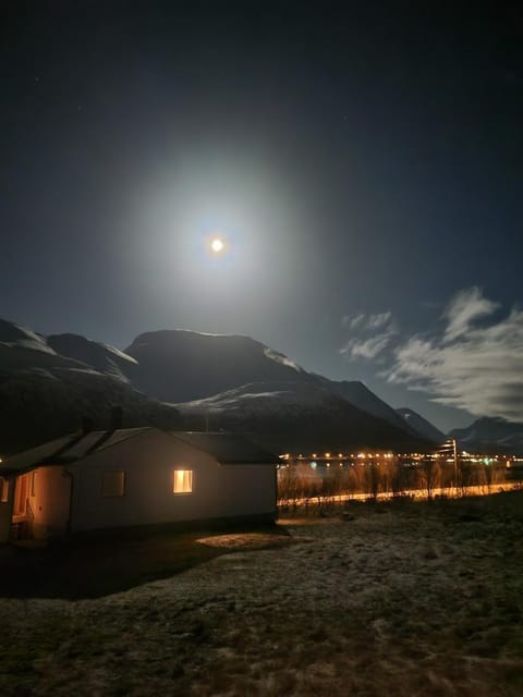 Idyllisk hus med sauna og jacuzzi, Lyngen House in Troms Og Finnmark