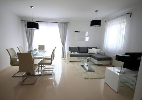 TV and multimedia, Living room, Seating area, Dining area