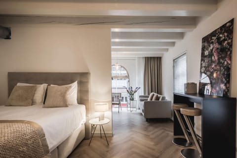 Bed, Living room