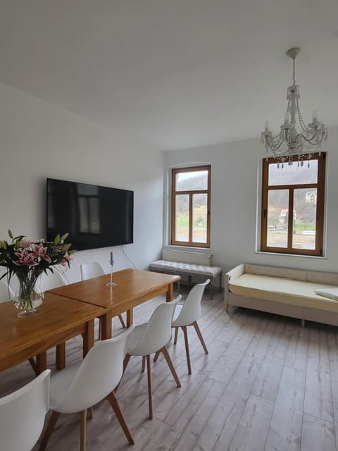TV and multimedia, Living room, Seating area, Dining area