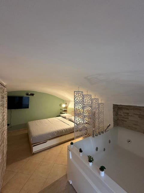 Hot Tub, Photo of the whole room