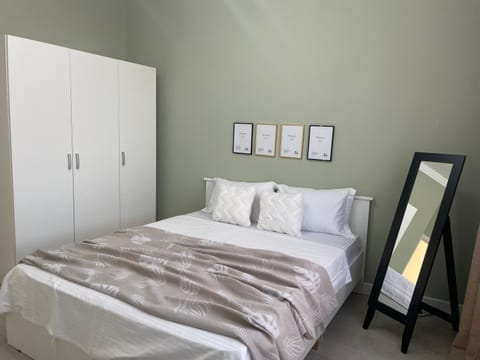 Bed, Photo of the whole room, Bedroom, wardrobe