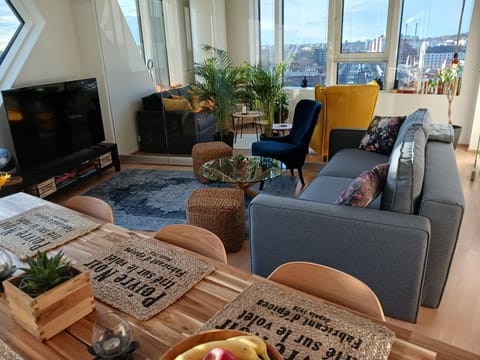 Living room, Seating area, City view, kitchen