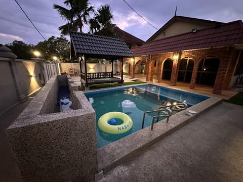 Swimming pool, Swimming pool