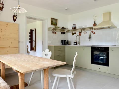 Coffee/tea facilities, Kitchen or kitchenette, oven, stove, toaster